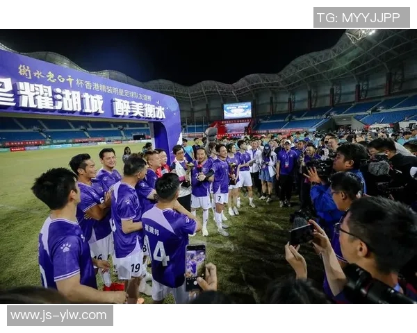 足球明星们的饮品偏好揭秘小饮料成为他们的能量来源与时尚选择