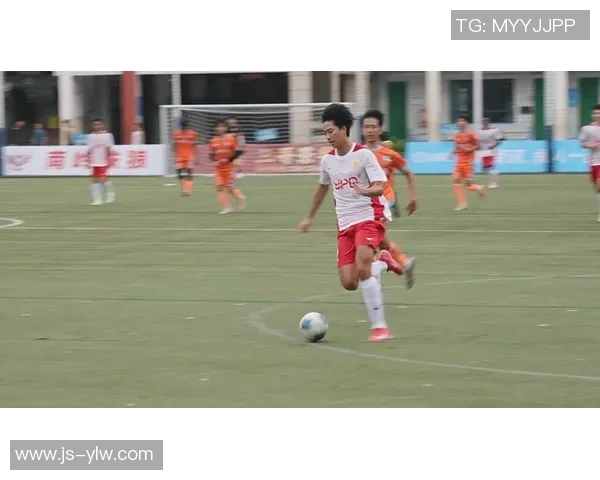 足球明星在比赛中精彩射门瞬间的震撼场景展示与分析