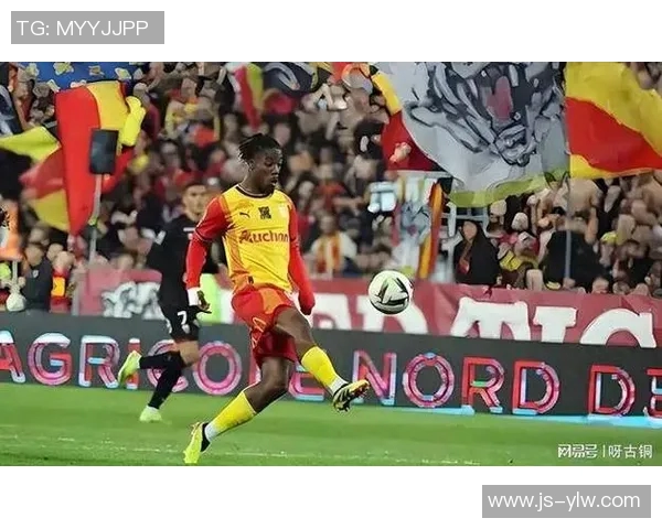 足球明星在比赛中意外遭遇裤子被脱事件引发热议与关注