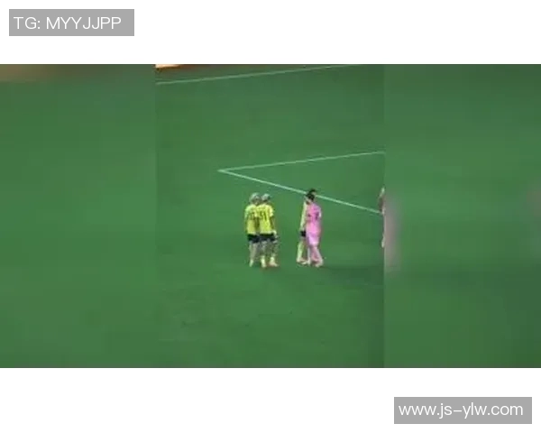 与足球明星同框的难忘瞬间让我感受到梦想的力量与激情的碰撞 与足球明星同框的难忘瞬间让我感受到梦想的力量与激情的碰撞