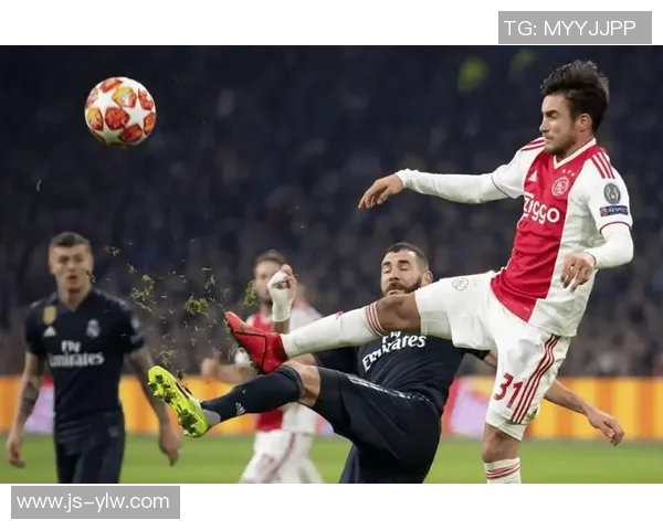 曼联与阿尔克马尔激战正酣比分揭晓引发球迷热议 曼联与阿尔克马尔激战正酣比分揭晓引发球迷热议